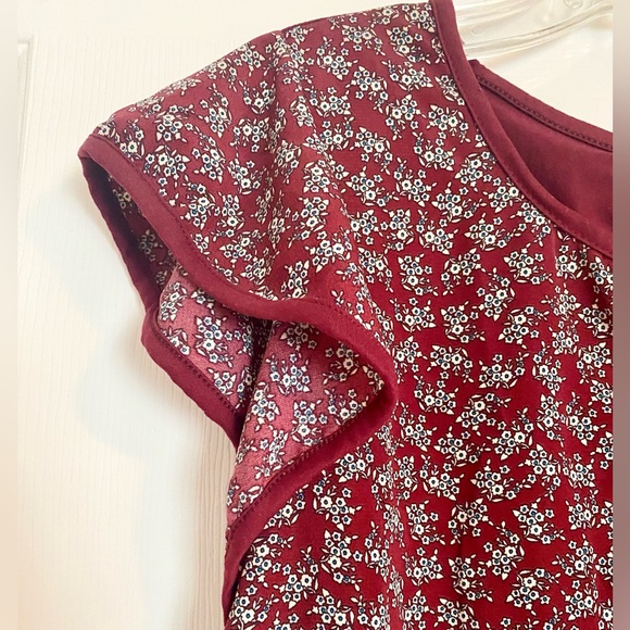 Maurices Women’s Top Shirt Flutter Sleeves Burgundy Red White Flowers Medium M - Picture 2 of 6